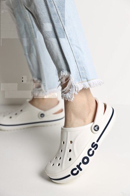 crocs - ابيض <br> <span class='text-color-warm'>نفدت الكمية</span>