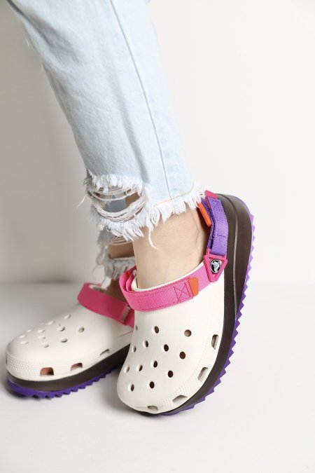 crocs - ابيض فوشي <br> <span class='text-color-warm'>نفدت الكمية</span>