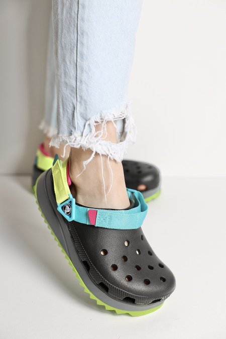 crocs - اسود+ اصفر