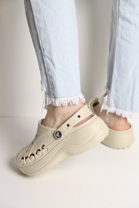 crocs - بيج <br> <span class='text-color-warm'>نفدت الكمية</span>