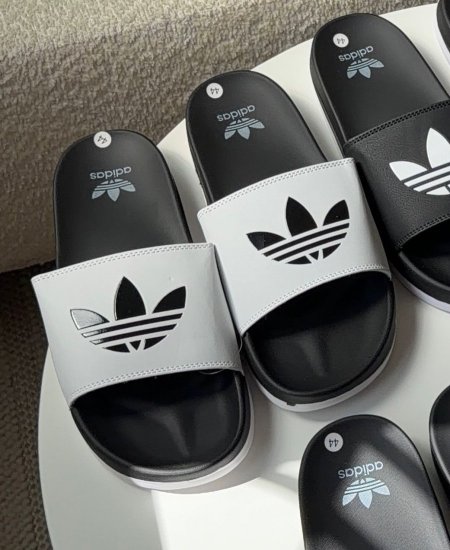 ابيض شعار اسود