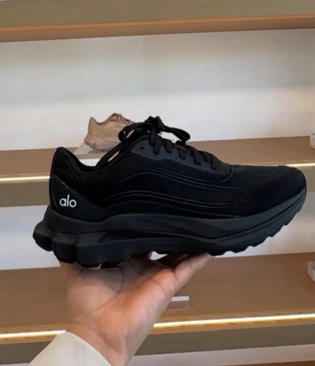 بوت alo yoga